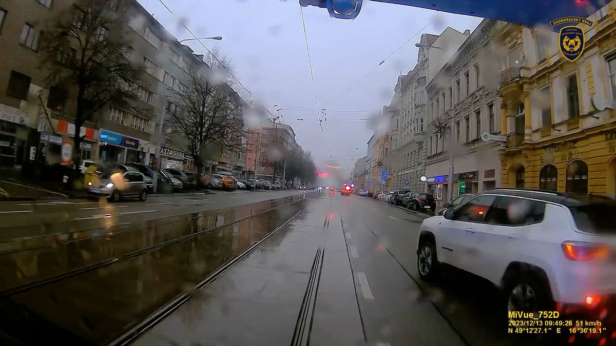 Řidič v Brně málem naboural hasičské auto. Hasiči ukázali video